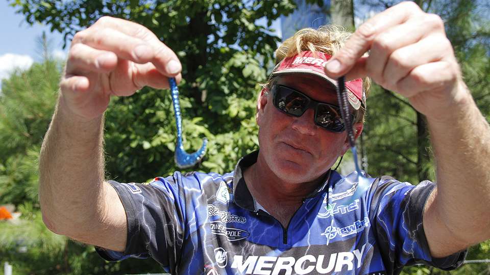 <b>Rick Morris</b><br>
Another old school approach worked for winner Rick Morris. At left is a Ditto Lures Gatortail worm; in the other hand is a Riverside Lures Ringworm. Both soft plastics were popular in the 1980s and 90s, respectively. 
