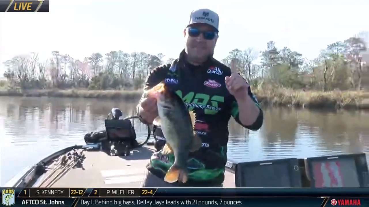 LIVE: Jaye catches first fish of Day 2 - Bassmaster