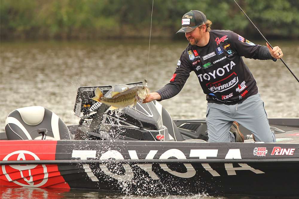Arey offers 3 tips for vibrating jigs - Bassmaster