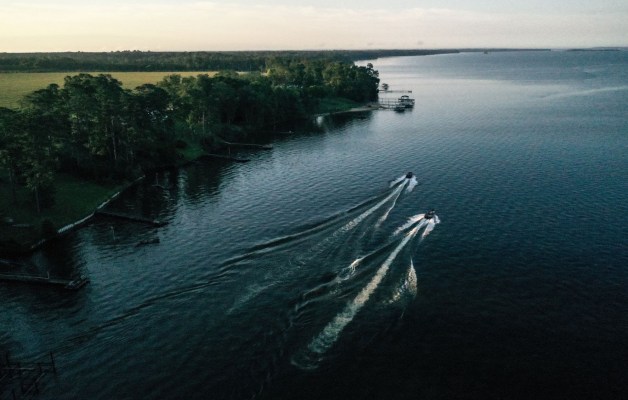 Boats race down Lake Eufaula in Alabama