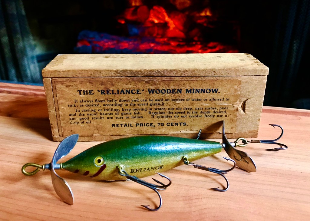 Antique lures! Found these in a box at my grandmas. Anyone know what the  name of these lures are? Left is made by south bend. right is made by  Heddon. : r/Fishing